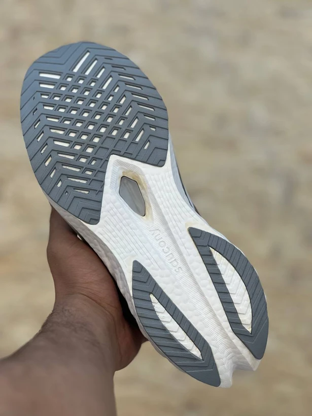 کتونی ساکونی اندورفین اسپید ۴ رانینگ مستر کوالیتی ویتنام سایز ۴۰ تا ۴۵ Saucony Endorphin Speed 4