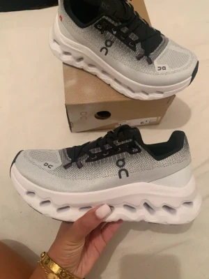 کتونی آن رانینگ کلود تیلت رنگ شیری طوسی مشکی سایز  39 تا 44 ON RUNNING CLOUD TILT GREY BLACK